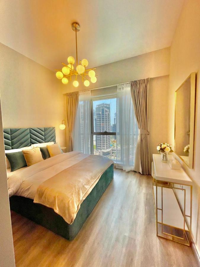 First Class 2Br With Burj Khalifa & Downtown View Дубай Екстер'єр фото